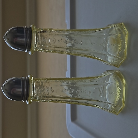 Vintage "Princess" Pattern Salt and Pepper Shakers Depression Glass - Picture 7 of 10